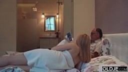 18 yo girl kissing and fucks her step dad in his bedroom