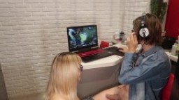 The girl used the guy's cock while he was playing League of Legend (LOL)