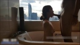 中国真人实拍美女主播五星级酒店与大鸡巴男友洗澡时从洗手间一直干到天台,出去吃饭时还肛塞了个情趣物品体验刺激,回来接着操！高清色情片